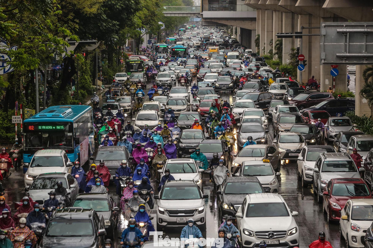 Hình ảnh ghi nhận tại tuyến đường Nguyễn Trãi trong sáng nay (1/4) trong cơn mưa lớn.