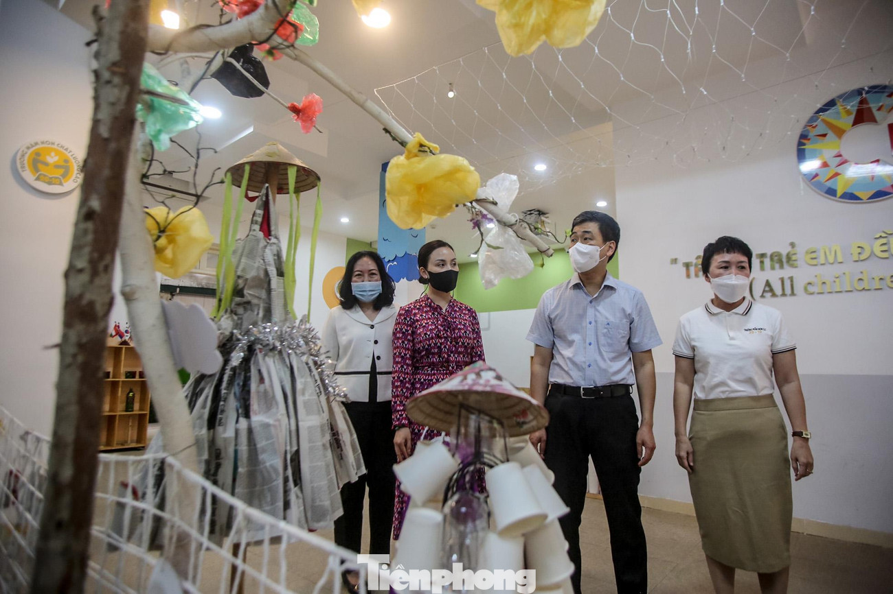 Đoàn công tác của quận Hoàn Kiếm đã đến kiểm tra việc chuẩn bị đón học sinh đến trường tại 3 trường Mầm non chất lượng cao 20/10, trường Mẫu giáo mầm non A, Mầm non Quang Trung.