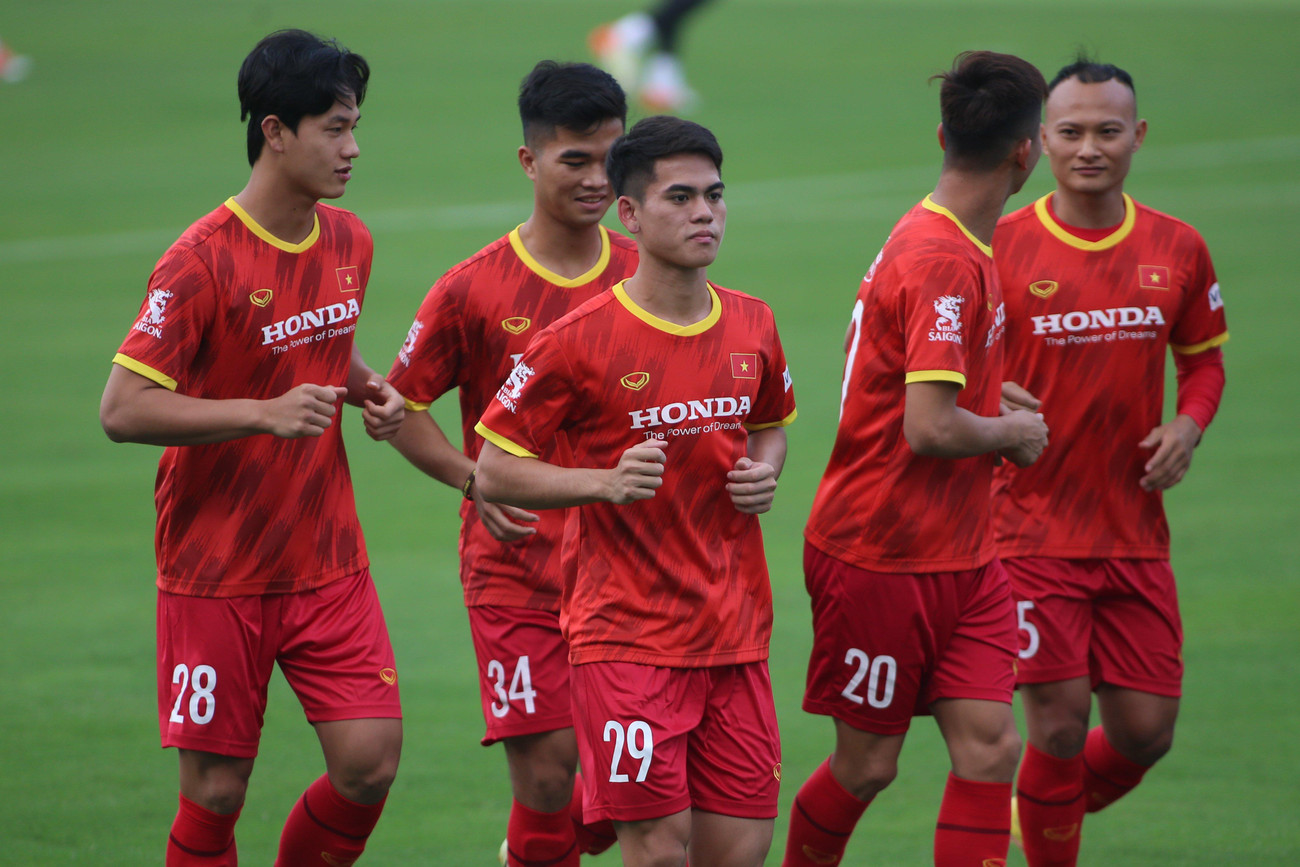 Cầu thủ 19 tuổi Khuất Văn Khang lần thứ hai được lên tuyển. Lần trước anh đã có bàn thắng ngay ở trận ra mắt gặp ĐT Singapore ở sân Thống Nhất.