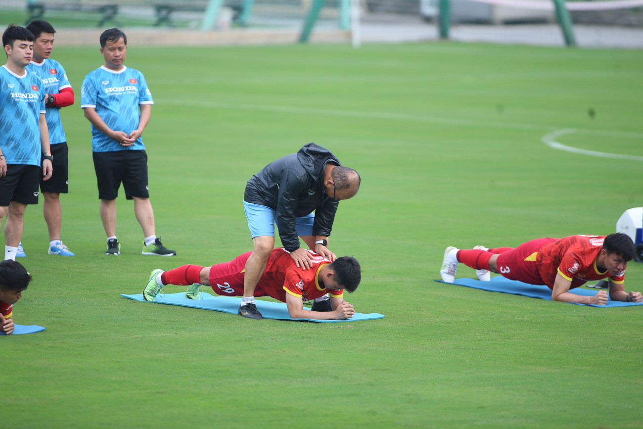 Chiến lược gia người Hàn Quốc theo dõi sát sao, thậm chí đích thân uốn nắn từng động tác của học trò.