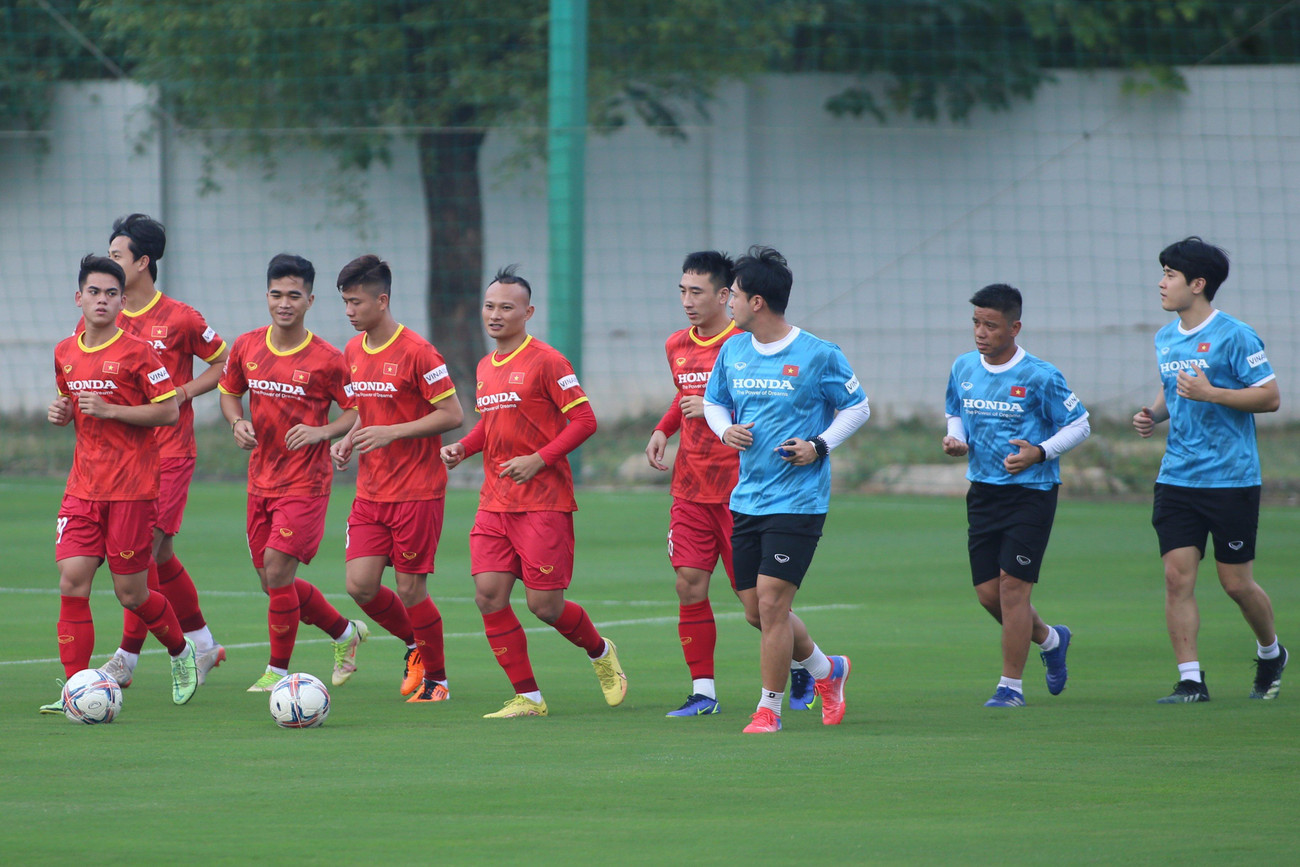 Các cầu thủ tập khởi động dưới sự chỉ dẫn của các trợ lý HLV, bao gồm phó tướng của thầy Park, Lee Young-jin và các HLV Lưu Danh Minh, Nguyễn Anh Đức.