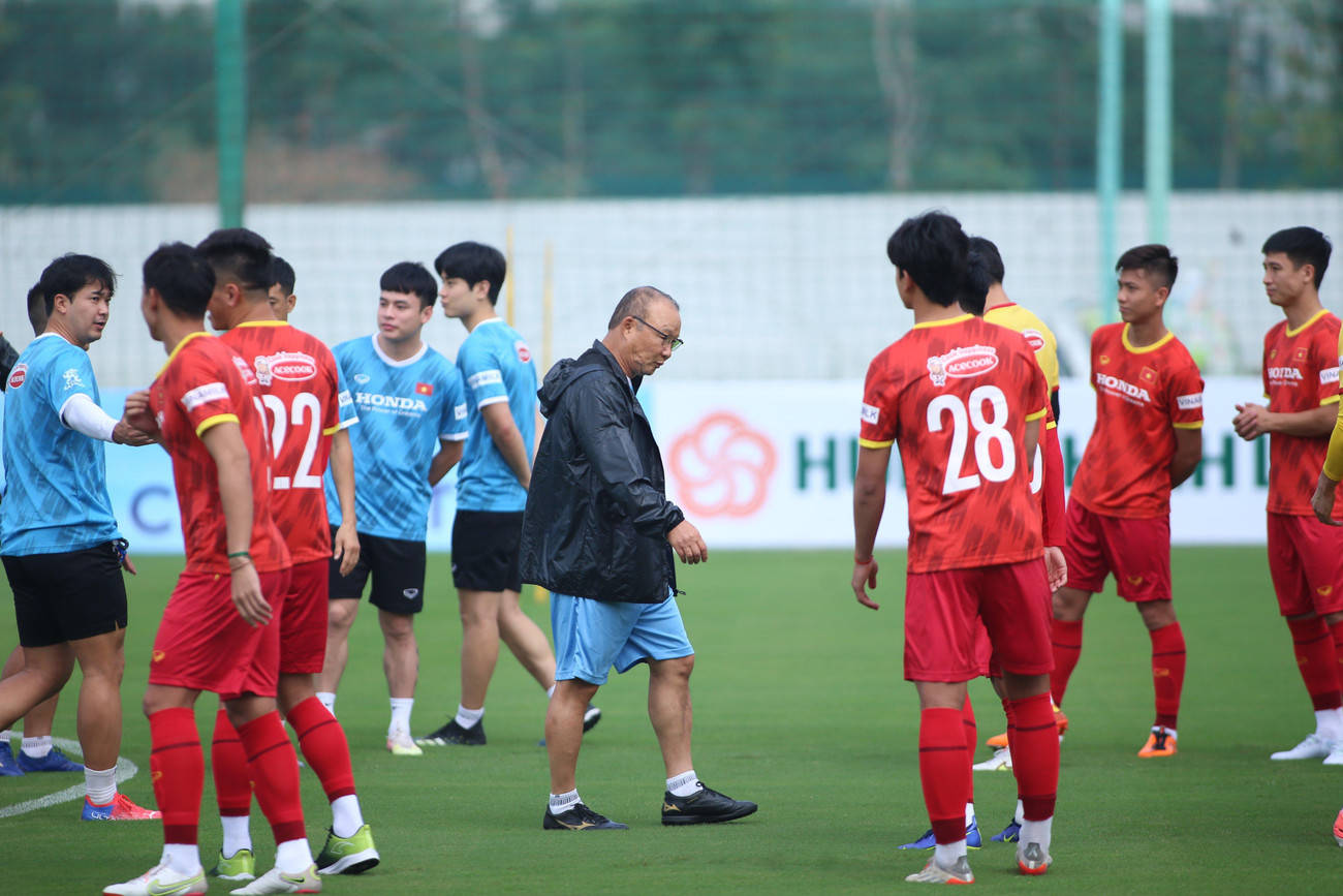 HLV Park Hang-seo cùng Ban huấn luyện có những trao đổi về chuyên môn sau khi kết thúc quá trình khởi động. Mới đây ông chia sẻ, &quot;chiến thuật thì không có nhiều thay đổi nhưng phải nâng cao tính tổ chức. Đặc biệt là phòng ngự khu vực phải nâng cao cho cầu thủ. Các tình huống cố định, đá phạt đang làm tốt, nhưng chúng tôi sẽ phải làm cho chúng đa dạng hơn&quot;.