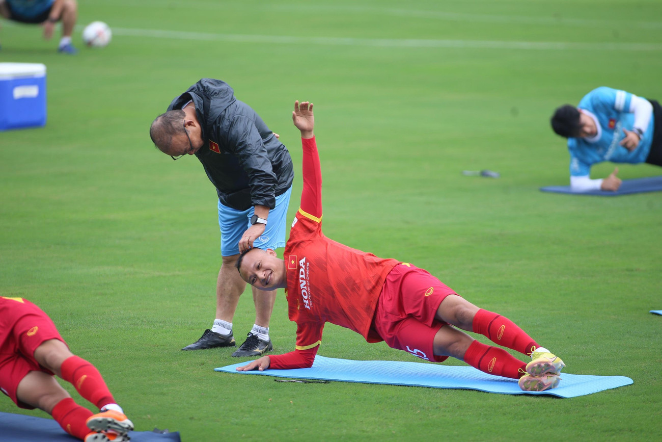 Trước thềm AFF Cup 2022, HLV Park Hang-seo chào đón Nguyễn Trọng Hoàng, tiền vệ mới trở lại sau thời gian dài vắng mặt vì chấn thương thoát vị đĩa đệm.