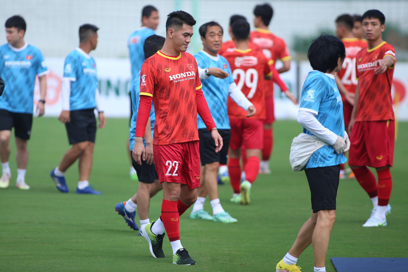 Các cầu thủ tập khởi động dưới sự chỉ dẫn của các trợ lý HLV, bao gồm phó tướng của thầy Park, Lee Young-jin và các HLV Lưu Danh Minh, Nguyễn Anh Đức.