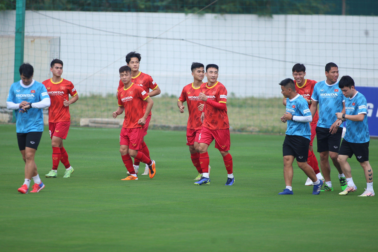 Các cầu thủ tập khởi động dưới sự chỉ dẫn của các trợ lý HLV, bao gồm phó tướng của thầy Park, Lee Young-jin và các HLV Lưu Danh Minh, Nguyễn Anh Đức.