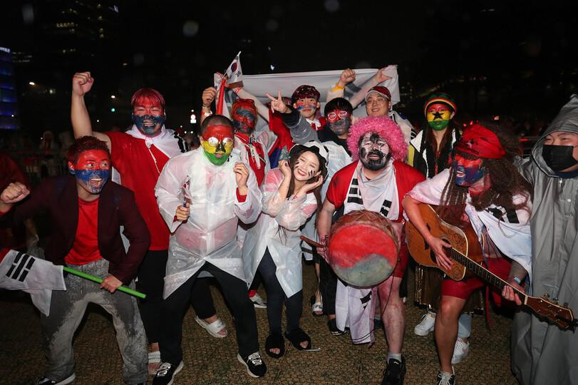 Người hâm mộ đổ ra đường phố Seoul ăn mừng chiến tích của Những chiến binh Taegeuk. (Ảnh: Hani) Người hâm mộ đổ ra đường phố Seoul ăn mừng chiến tích của Những chiến binh Taegeuk. (Ảnh: Hani)