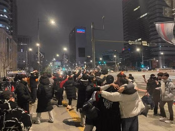 Người hâm mộ đổ ra đường phố Seoul ăn mừng chiến tích của Những chiến binh Taegeuk. (Ảnh: Hani) Người hâm mộ đổ ra đường phố Seoul ăn mừng chiến tích của Những chiến binh Taegeuk. (Ảnh: Hani)