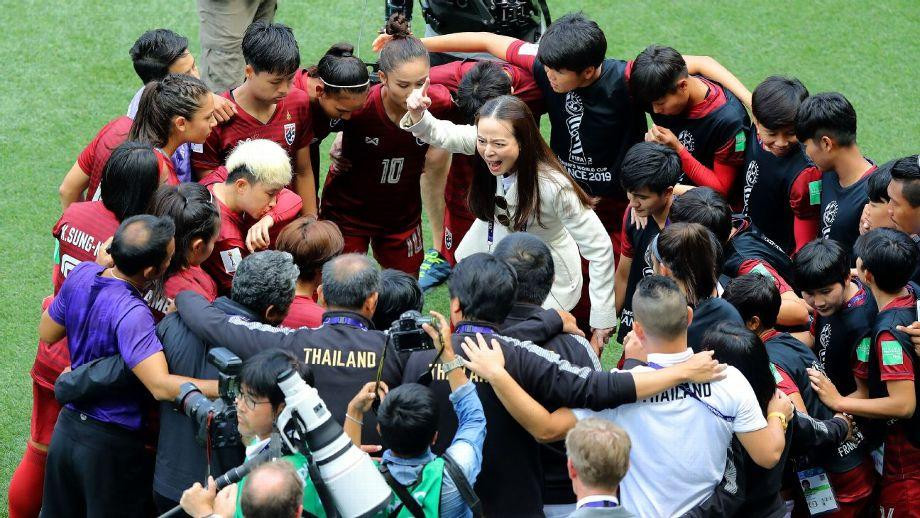 “Madam Pang” Nualphan Lamsam cùng các nữ tuyển thủ Thái Lan ở World Cup 2019. (Ảnh: ESPN) “Madam Pang” Nualphan Lamsam cùng các nữ tuyển thủ Thái Lan ở World Cup 2019. (Ảnh: ESPN)