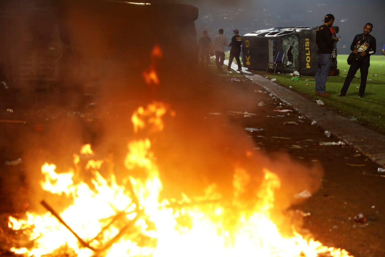 Khung cảnh hỗn loạn tại Kanjuruhan hôm 1/10. (Ảnh: Bola)