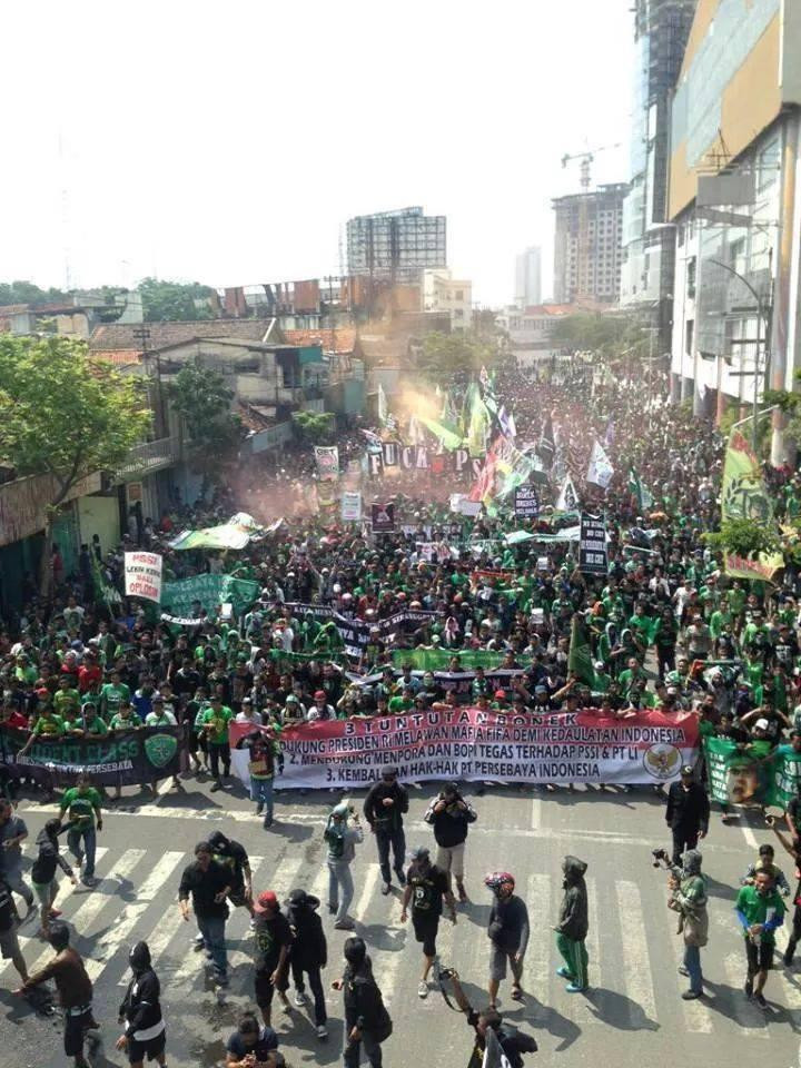 Một cuộc biểu tình quy mô lớn chống PSSI của Bonek. (Ảnh: jawapos)