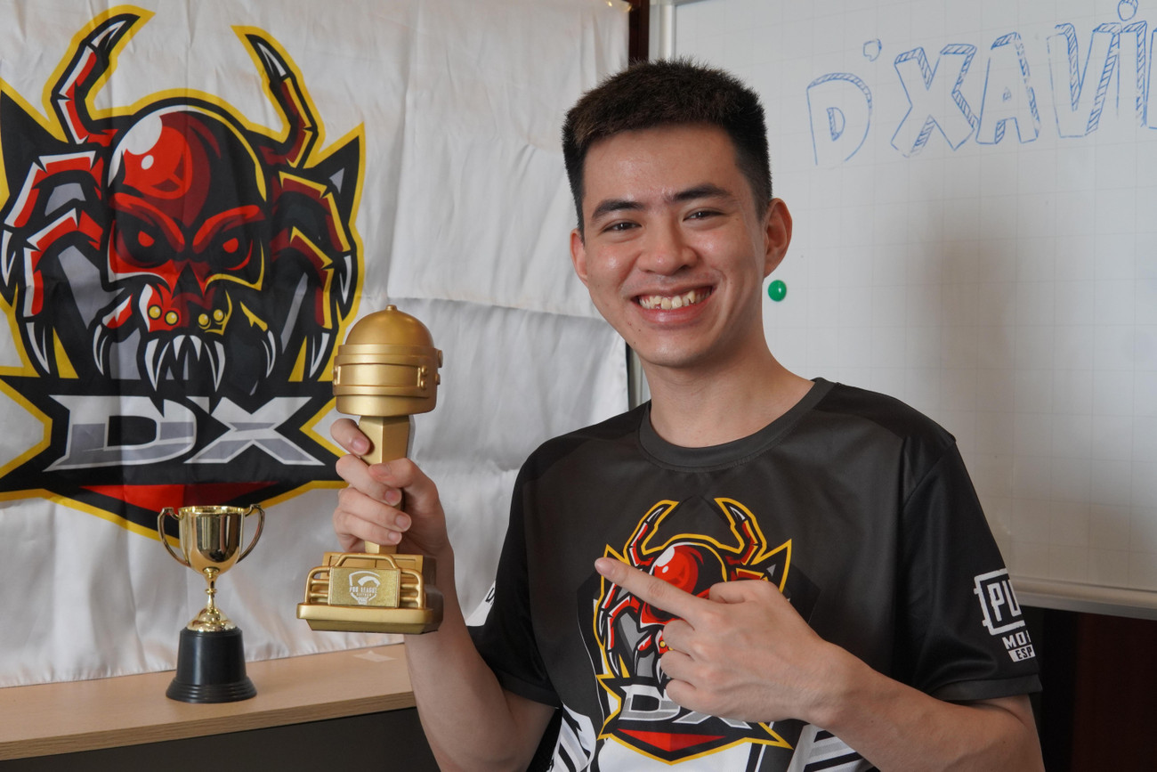 Thành Rabiz khoe chiếc Cúp vô địch PUBG Mobile Pro League - Vietnam Season 3. (Ảnh: Nguyễn Đạt) Thành Rabiz khoe chiếc Cúp vô địch PUBG Mobile Pro League - Vietnam Season 3. (Ảnh: Nguyễn Đạt)