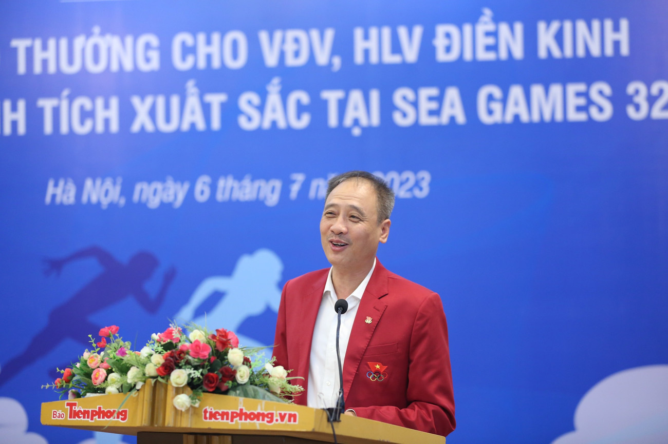 Ông Nguyễn Mạnh Hùng, Tổng Thư ký LĐ Điền kinh Việt Nam (trái) và HLV Trần Văn Sỹ (phải) cảm ơn sự quan tâm, đồng hành của Quỹ hỗ trợ tài năng trẻ và Báo Tiền Phong, mang đến sự cổ vũ to lớn cho các VĐV điền kinh vốn còn nhiều khó khăn.