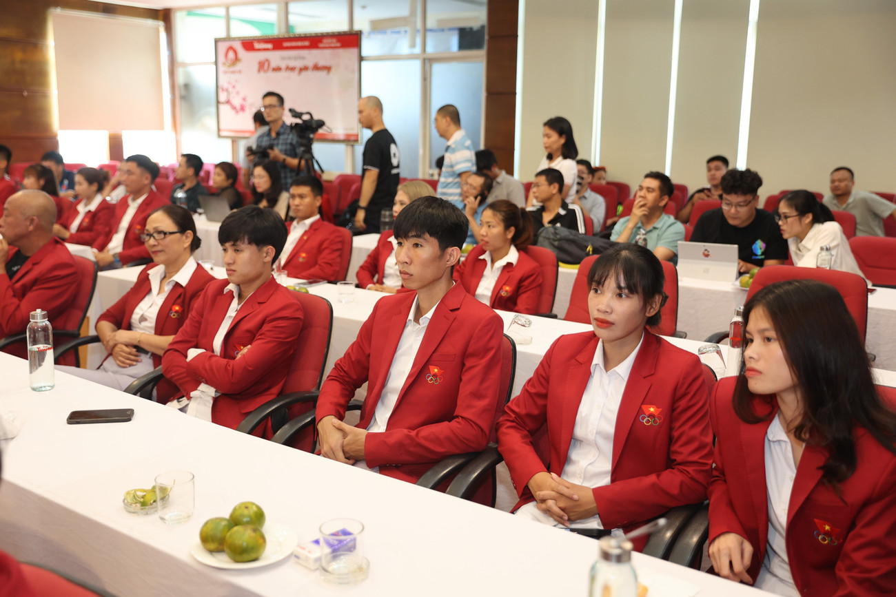 Tham dự Lễ trao thưởng có ông Bùi Quang Huy, Ủy viên dự khuyết BCH Trung ương Đảng, Bí thư thứ Nhất Trung ương Đoàn TNCS HCM, Chủ tịch Quỹ hỗ trợ Tài năng trẻ Việt Nam; bà Lê Thị Hoàng Yến, Phó Cục trưởng Cục TDTT; ông Hoàng Vệ Dũng, Chủ tịch LĐ Điền kinh Việt Nam, ông Nguyễn Mạnh Hùng, Tổng Thư ký LĐ Điền kinh Việt Nam; Nhà báo Lê Xuân Sơn, Tổng biên tập Báo Tiền Phong, Giám đốc Quỹ hỗ trợ tài năng trẻ Việt Nam; Nhà báo Vũ Tiến, Phó Tổng biên tập báo Tiền Phong cùng thành viên đội tuyển Điền kinh Việt Nam.