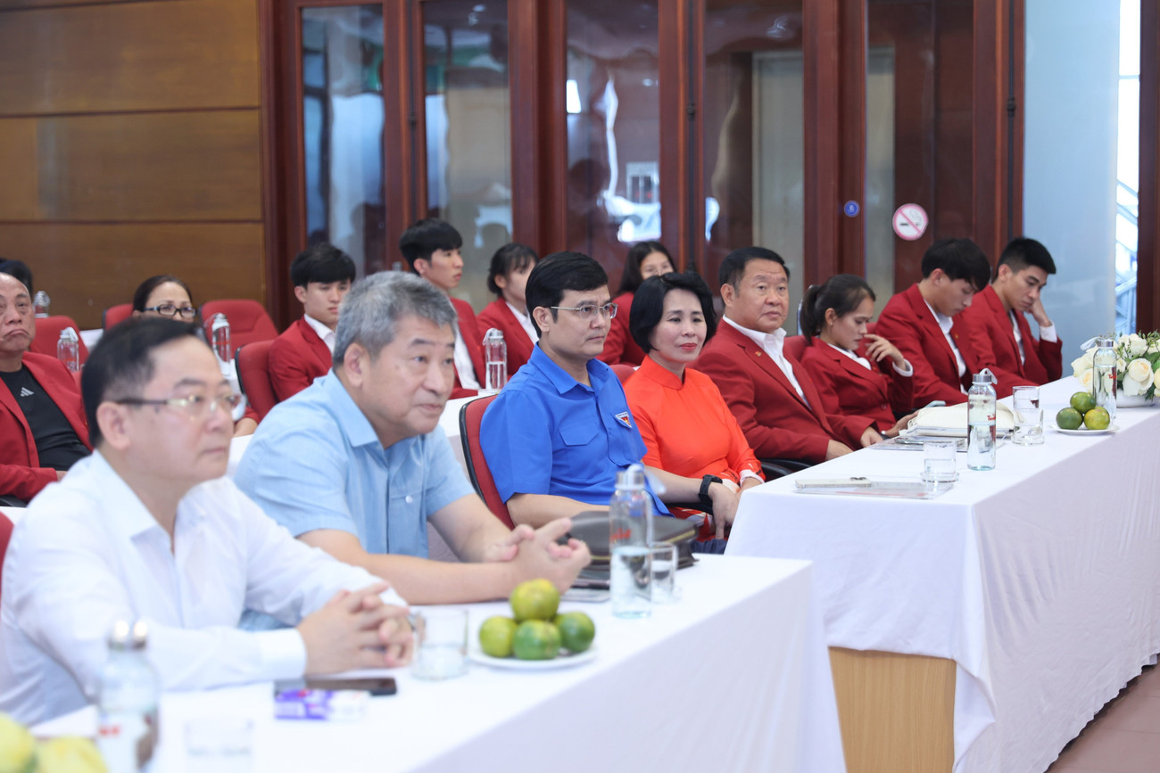 Tham dự Lễ trao thưởng có ông Bùi Quang Huy, Ủy viên dự khuyết BCH Trung ương Đảng, Bí thư thứ Nhất Trung ương Đoàn TNCS HCM, Chủ tịch Quỹ hỗ trợ Tài năng trẻ Việt Nam; bà Lê Thị Hoàng Yến, Phó Cục trưởng Cục TDTT; ông Hoàng Vệ Dũng, Chủ tịch LĐ Điền kinh Việt Nam, ông Nguyễn Mạnh Hùng, Tổng Thư ký LĐ Điền kinh Việt Nam; Nhà báo Lê Xuân Sơn, Tổng biên tập Báo Tiền Phong, Giám đốc Quỹ hỗ trợ tài năng trẻ Việt Nam; Nhà báo Vũ Tiến, Phó Tổng biên tập báo Tiền Phong cùng thành viên đội tuyển Điền kinh Việt Nam.