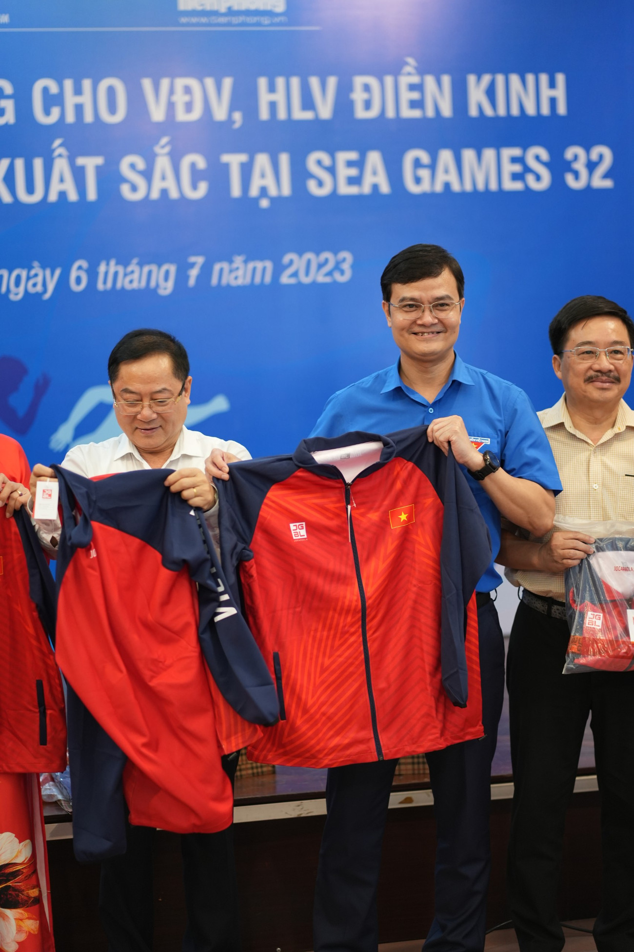 Bí thư thứ Nhất Trung ương Đoàn Bùi Quang Huy, Nhà báo Lê Xuân Sơn, Tổng biên tập báo Tiền Phong và Nhà báo Vũ Tiến, Phó Tổng biên tập Báo Tiền Phong thích thú trước món quà bất ngờ từ đội tuyển điền kinh Việt Nam.