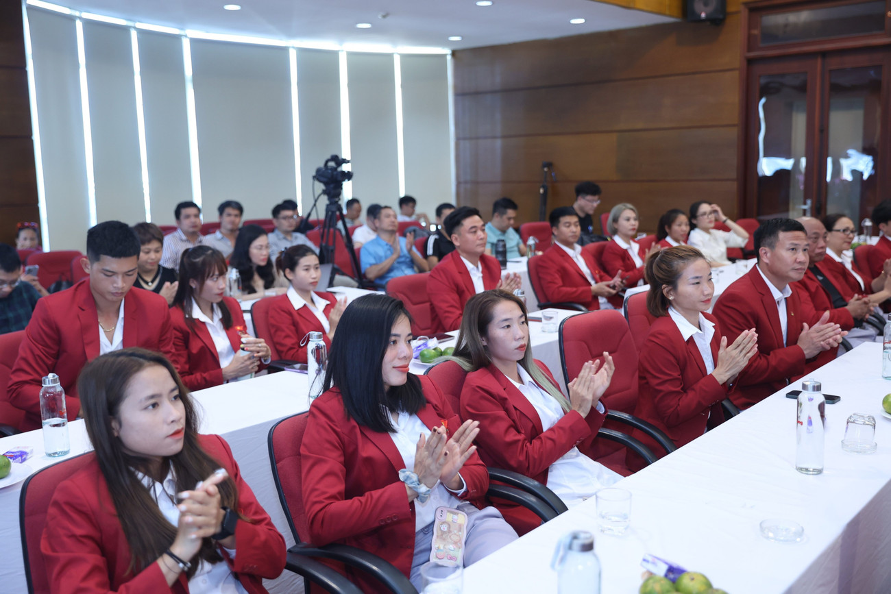 Tham dự Lễ trao thưởng có ông Bùi Quang Huy, Ủy viên dự khuyết BCH Trung ương Đảng, Bí thư thứ Nhất Trung ương Đoàn TNCS HCM, Chủ tịch Quỹ hỗ trợ Tài năng trẻ Việt Nam; bà Lê Thị Hoàng Yến, Phó Cục trưởng Cục TDTT; ông Hoàng Vệ Dũng, Chủ tịch LĐ Điền kinh Việt Nam, ông Nguyễn Mạnh Hùng, Tổng Thư ký LĐ Điền kinh Việt Nam; Nhà báo Lê Xuân Sơn, Tổng biên tập Báo Tiền Phong, Giám đốc Quỹ hỗ trợ tài năng trẻ Việt Nam; Nhà báo Vũ Tiến, Phó Tổng biên tập báo Tiền Phong cùng thành viên đội tuyển Điền kinh Việt Nam.