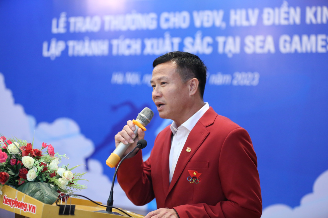 Ông Nguyễn Mạnh Hùng, Tổng Thư ký LĐ Điền kinh Việt Nam (trái) và HLV Trần Văn Sỹ (phải) cảm ơn sự quan tâm, đồng hành của Quỹ hỗ trợ tài năng trẻ và Báo Tiền Phong, mang đến sự cổ vũ to lớn cho các VĐV điền kinh vốn còn nhiều khó khăn.