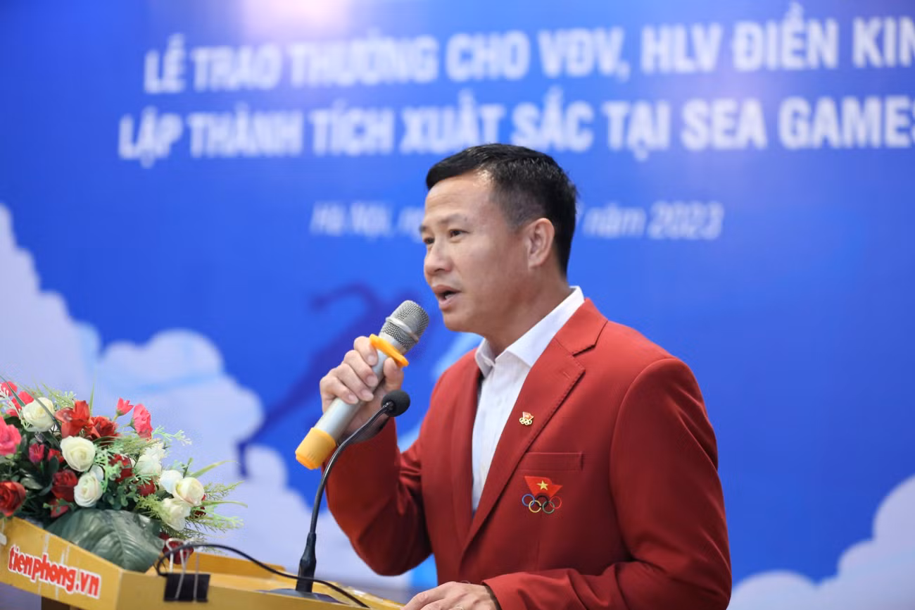 Ông Nguyễn Mạnh Hùng, Tổng Thư ký LĐ Điền kinh Việt Nam (trái) và HLV Trần Văn Sỹ (phải) cảm ơn sự quan tâm, đồng hành của Quỹ hỗ trợ tài năng trẻ và Báo Tiền Phong, mang đến sự cổ vũ to lớn cho các VĐV điền kinh vốn còn nhiều khó khăn.