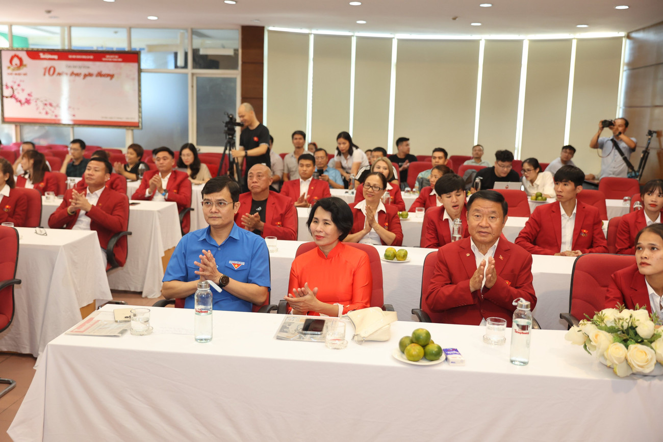 Tham dự Lễ trao thưởng có ông Bùi Quang Huy, Ủy viên dự khuyết BCH Trung ương Đảng, Bí thư thứ Nhất Trung ương Đoàn TNCS HCM, Chủ tịch Quỹ hỗ trợ Tài năng trẻ Việt Nam; bà Lê Thị Hoàng Yến, Phó Cục trưởng Cục TDTT; ông Hoàng Vệ Dũng, Chủ tịch LĐ Điền kinh Việt Nam, ông Nguyễn Mạnh Hùng, Tổng Thư ký LĐ Điền kinh Việt Nam; Nhà báo Lê Xuân Sơn, Tổng biên tập Báo Tiền Phong, Giám đốc Quỹ hỗ trợ tài năng trẻ Việt Nam; Nhà báo Vũ Tiến, Phó Tổng biên tập báo Tiền Phong cùng thành viên đội tuyển Điền kinh Việt Nam.