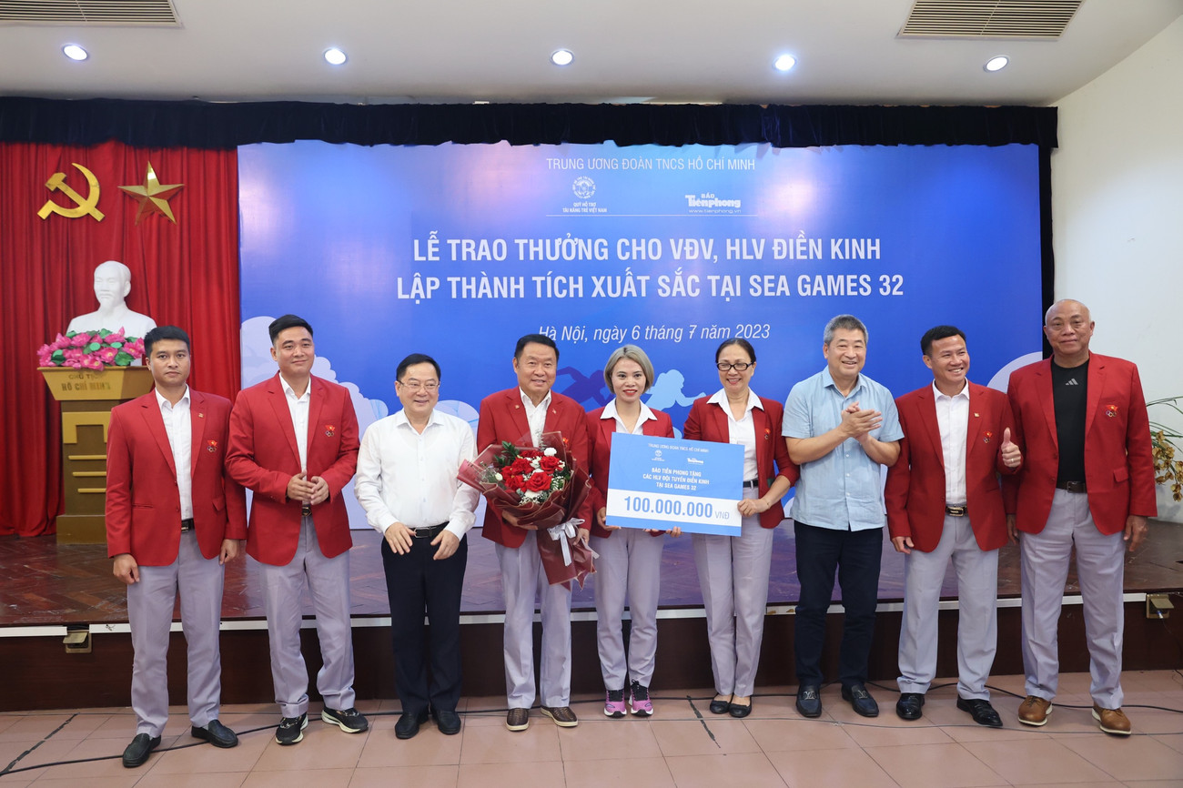 Với những đóng góp thầm lặng vào thành tích của các VĐV ở SEA Games 32, đội ngũ HLV của đội tuyển điền kinh được tặng thưởng 100 triệu đồng từ Báo Tiền Phong.