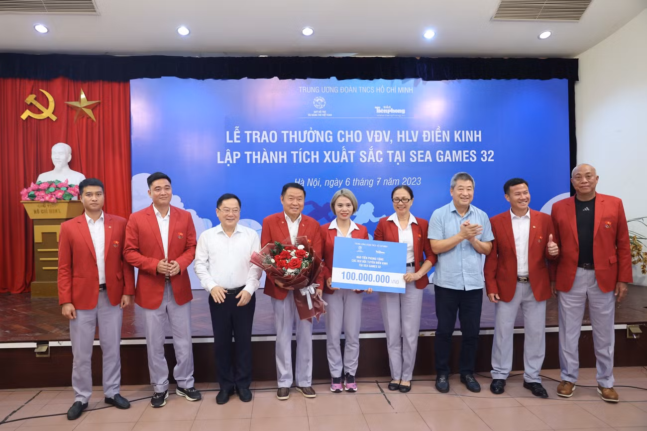Với những đóng góp thầm lặng vào thành tích của các VĐV ở SEA Games 32, đội ngũ HLV của đội tuyển điền kinh được tặng thưởng 100 triệu đồng từ Báo Tiền Phong.