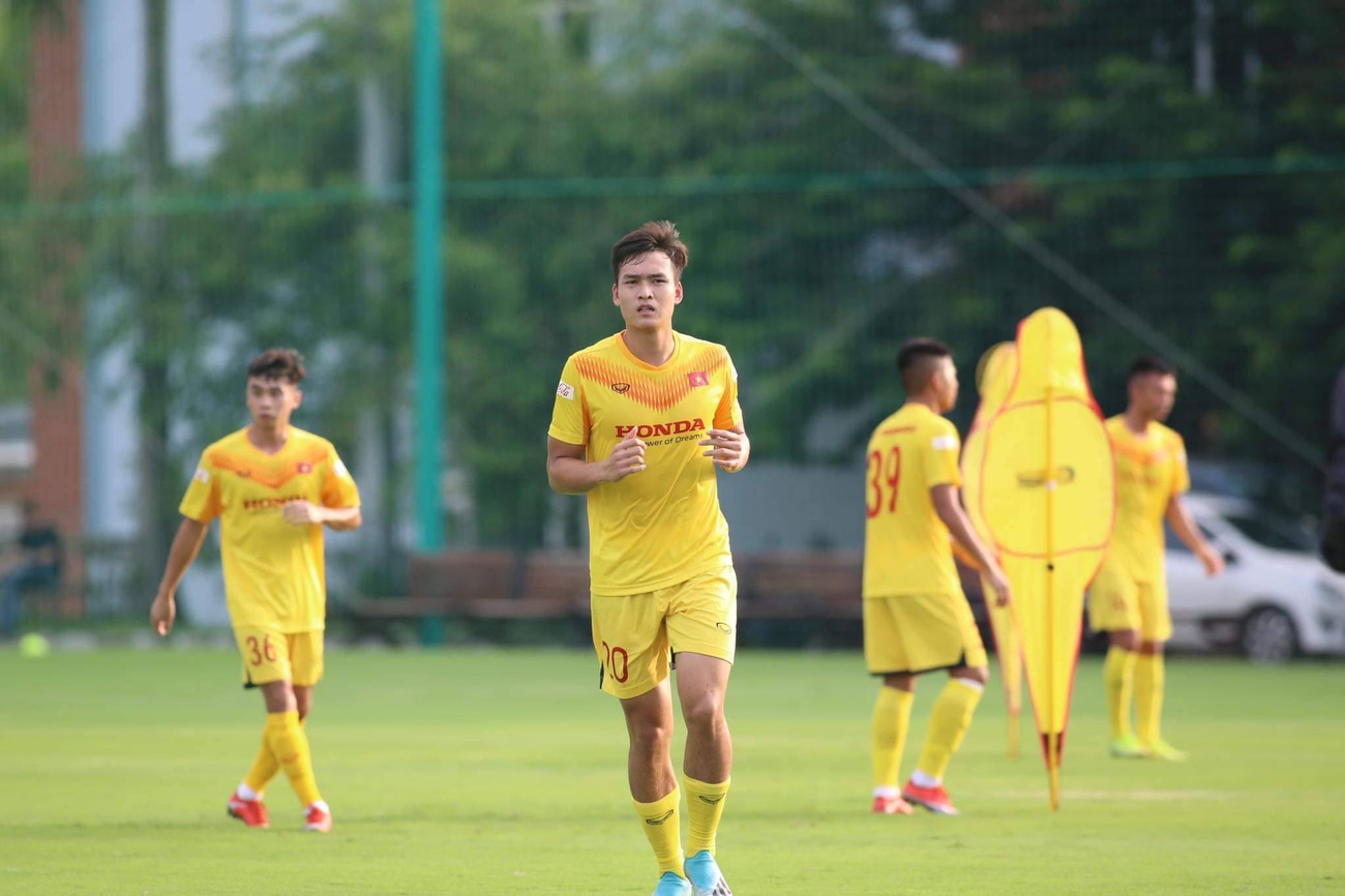 Bùi Hoàng Việt Anh mạnh mẽ trên sân cỏ và được tin tưởng đeo băng thủ quân (Ảnh: Như Ý, Trọng Tài, Trí Công)