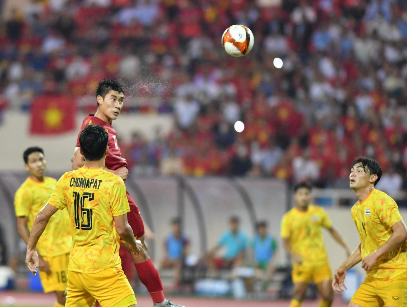 Nhâm Mạnh Dũng và cú đánh đầu ngoạn mục tung lưới Thái Lan ở chung kết SEA Games 31. (Ảnh: Như Ý) Nhâm Mạnh Dũng và cú đánh đầu ngoạn mục tung lưới Thái Lan ở chung kết SEA Games 31. (Ảnh: Như Ý)