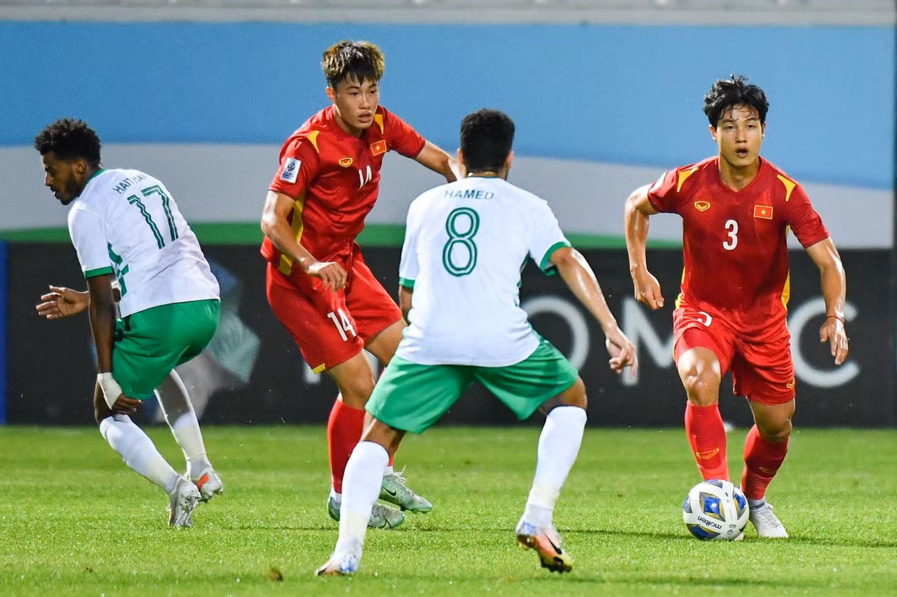 Những khoảnh khắc tả xung hữu đột của Văn Trường trong trận tứ kết với Saudi Arabia. (Ảnh: AFC, VFF) Những khoảnh khắc tả xung hữu đột của Văn Trường trong trận tứ kết với Saudi Arabia. (Ảnh: AFC, VFF)
