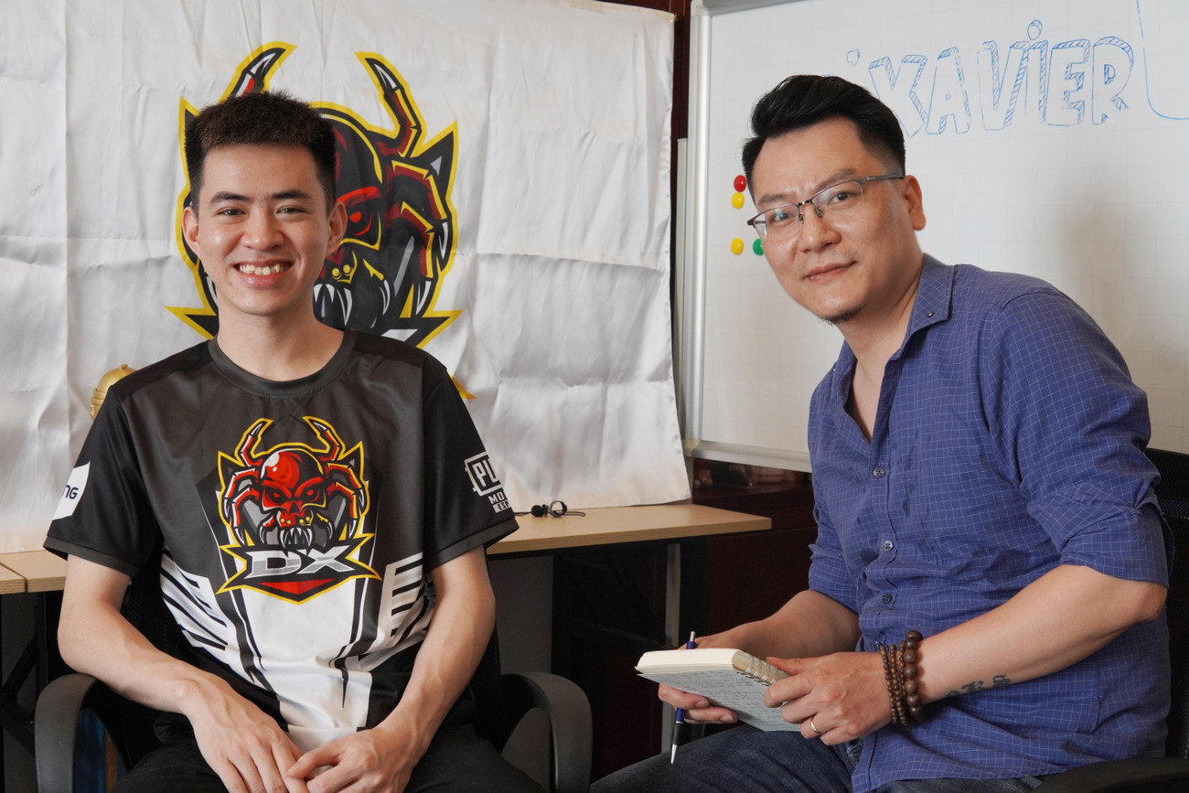 Đinh Dương Thành và tác giả bài viết tại Gaming House. (Ảnh: Nguyễn Đạt) Đinh Dương Thành và tác giả bài viết tại Gaming House. (Ảnh: Nguyễn Đạt)