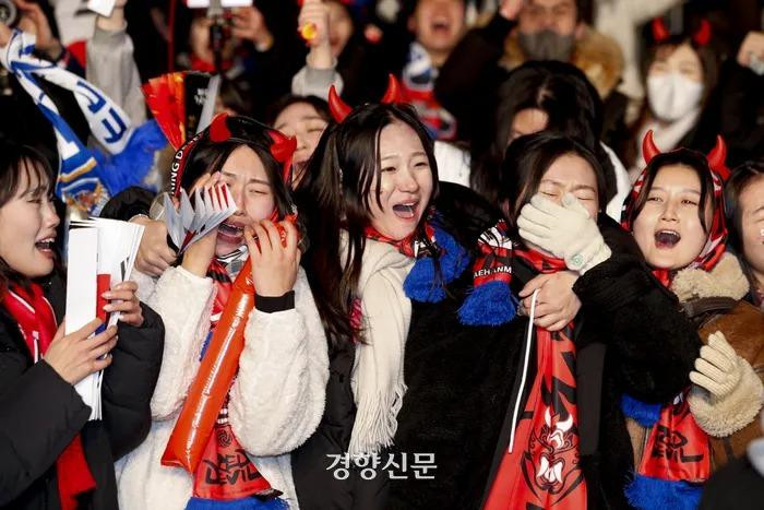 Cảm xúc vỡ òa của người dân Hàn Quốc trong chiến thắng lịch sử. (Ảnh: Khan) Cảm xúc vỡ òa của người dân Hàn Quốc trong chiến thắng lịch sử. (Ảnh: Khan)
