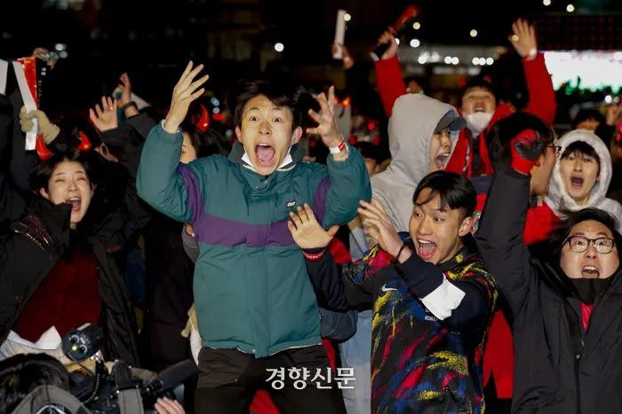 Cảm xúc vỡ òa của người dân Hàn Quốc trong chiến thắng lịch sử. (Ảnh: Khan) Cảm xúc vỡ òa của người dân Hàn Quốc trong chiến thắng lịch sử. (Ảnh: Khan)