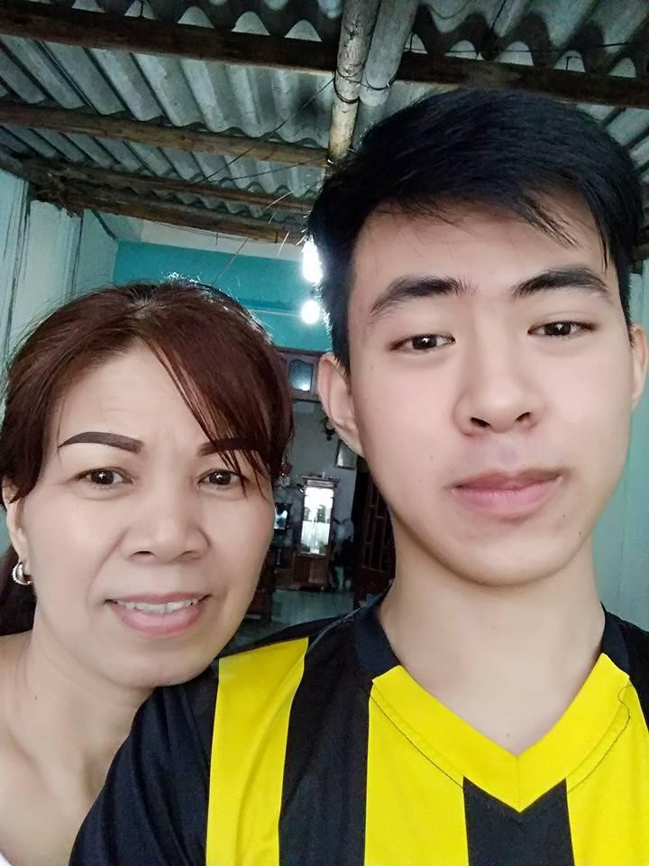 Đinh Dương Thành cùng mẹ. (Ảnh: Facebook ĐDT) Đinh Dương Thành cùng mẹ. (Ảnh: Facebook ĐDT)