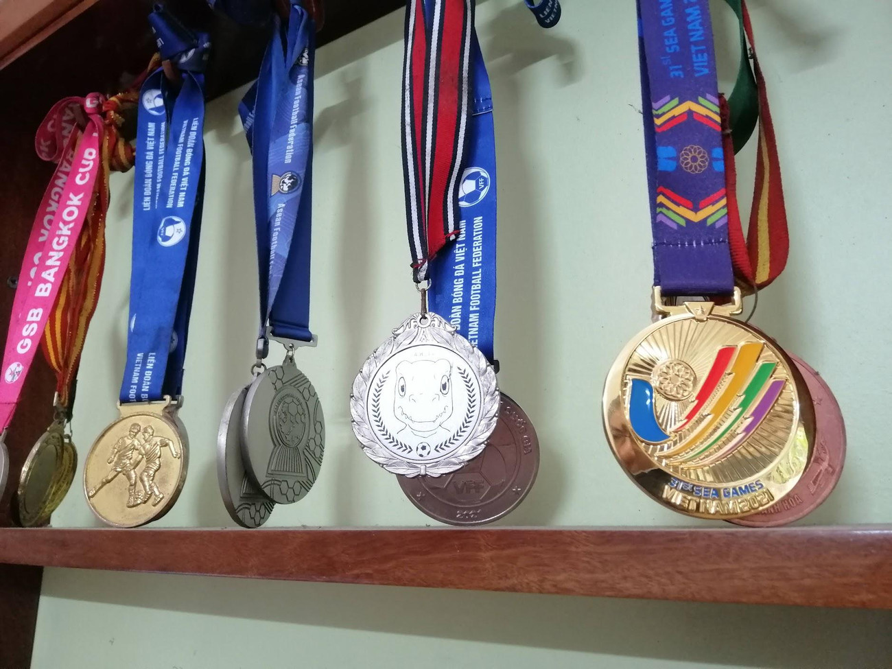 Những kỷ vật, giải thưởng mà Tiến Long giành được trong sự nghiệp. (Ảnh: Thanh Hải) Những kỷ vật, giải thưởng mà Tiến Long giành được trong sự nghiệp. (Ảnh: Thanh Hải)