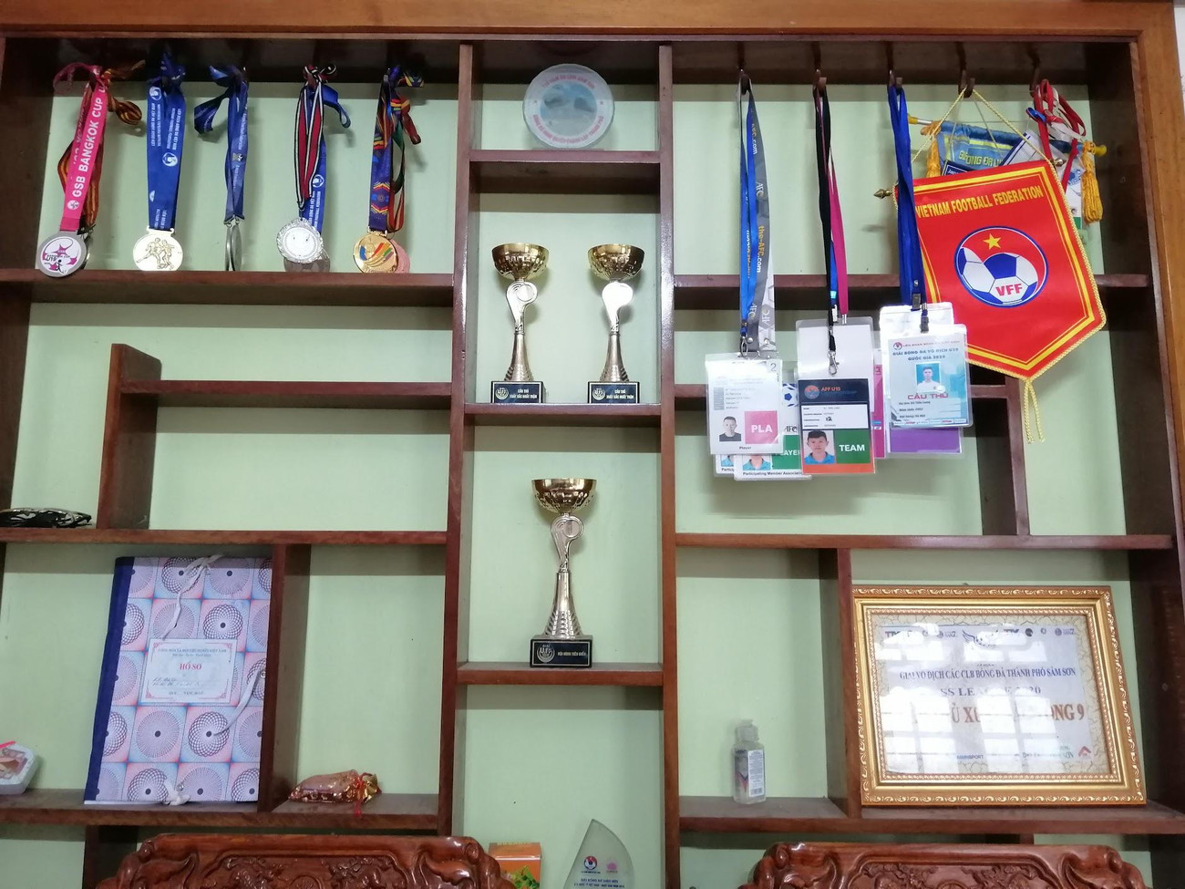 Những kỷ vật, giải thưởng mà Tiến Long giành được trong sự nghiệp. (Ảnh: Thanh Hải) Những kỷ vật, giải thưởng mà Tiến Long giành được trong sự nghiệp. (Ảnh: Thanh Hải)