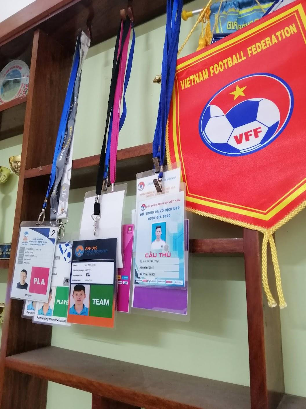 Những kỷ vật, giải thưởng mà Tiến Long giành được trong sự nghiệp. (Ảnh: Thanh Hải) Những kỷ vật, giải thưởng mà Tiến Long giành được trong sự nghiệp. (Ảnh: Thanh Hải)