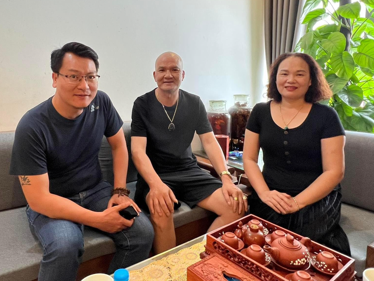 Tác giả và bố mẹ Việt Anh.