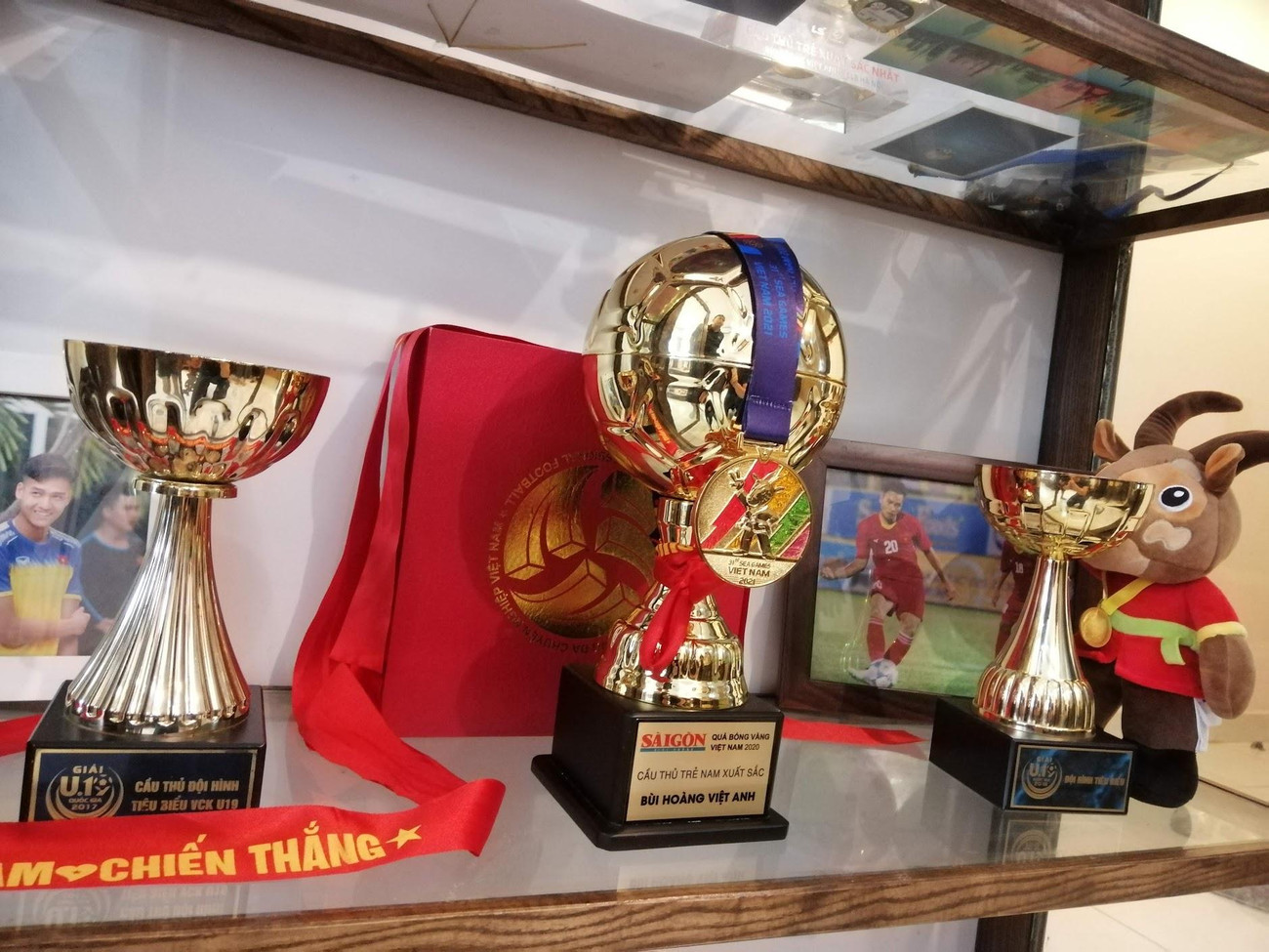 Những giải thưởng, danh hiệu của Bùi Hoàng Việt Anh, bao gồm tấm huy chương Vàng SEA Games 31.