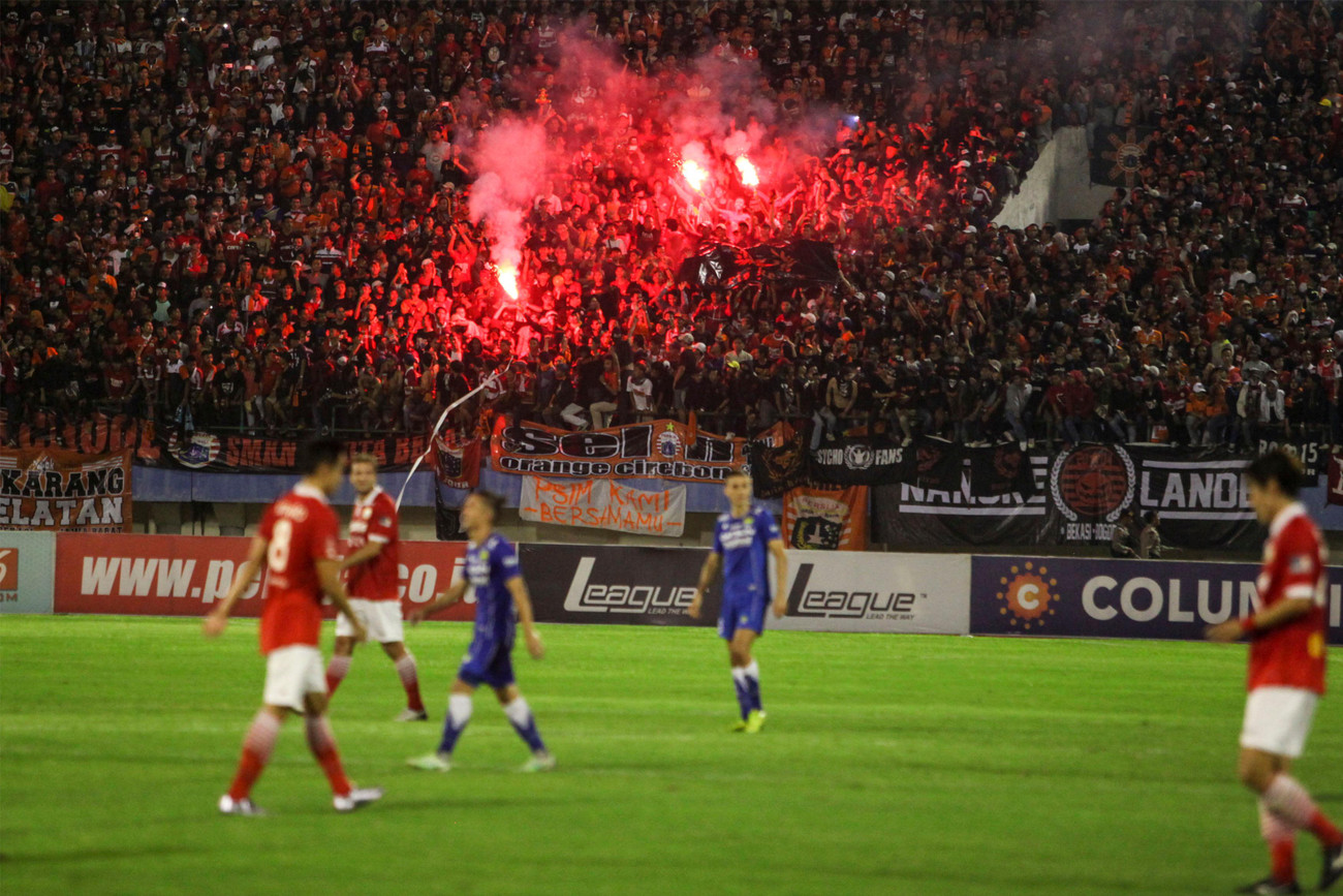 Trận derby Indonesia luôn nóng cả trong lẫn ngoài sân cỏ. (Ảnh: Bola)