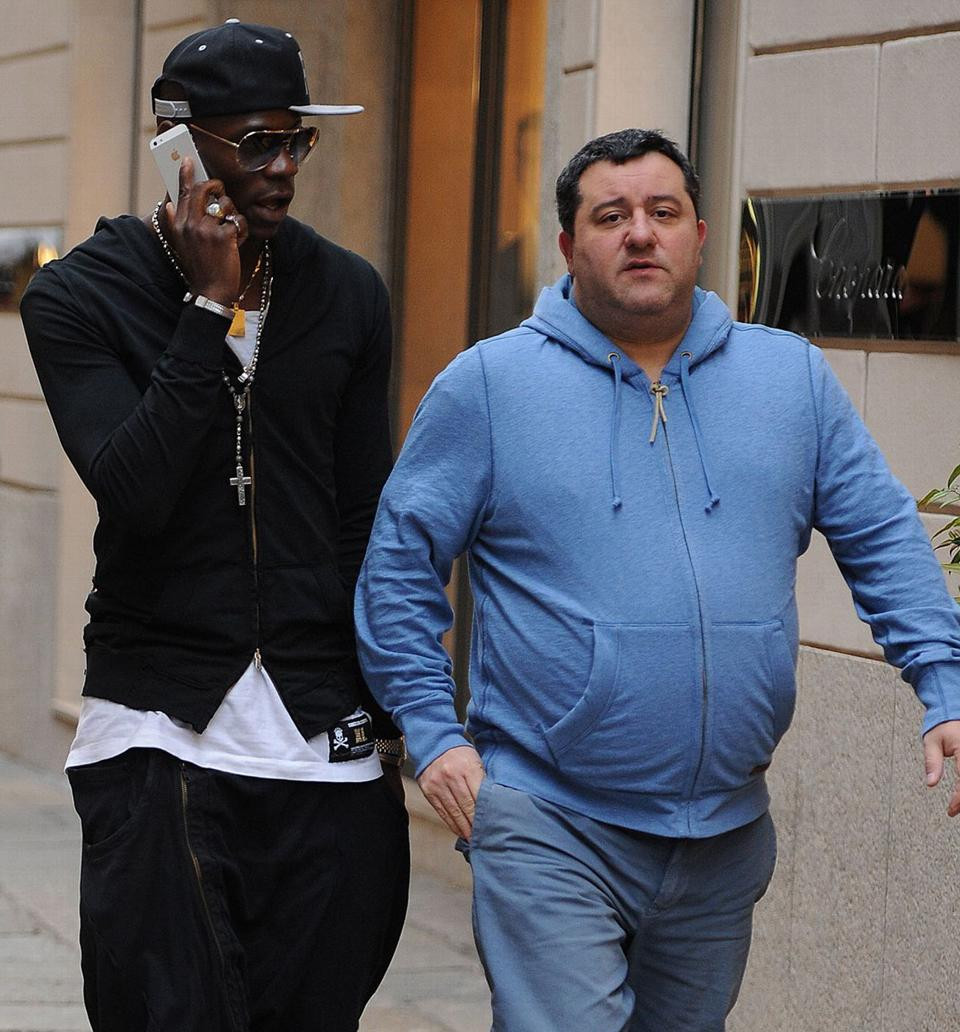 Mino Raiola và Mario Balotelli (ảnh trái). (Ảnh: Getty Images)