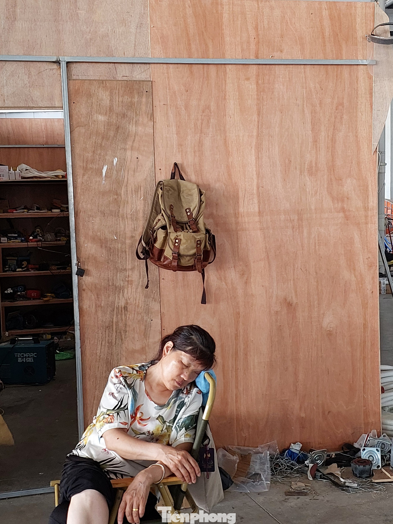 Một giấc ngủ trưa vội vã của một cô nhân công trong khu vật liệu. Một giấc ngủ trưa vội vã của một cô nhân công trong khu vật liệu.