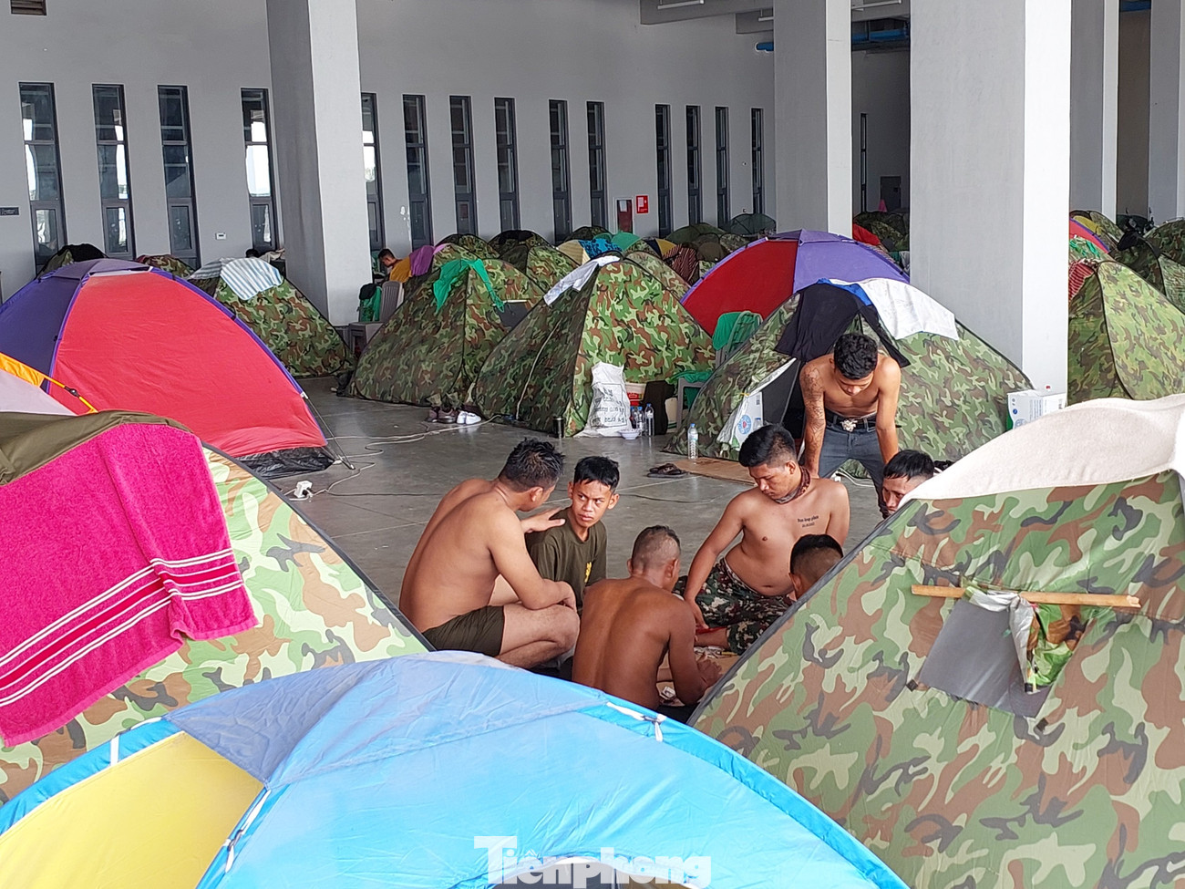 Những người khác lại đánh bài để giải trí, trước khi bắt đầu ca chiều. Những người khác lại đánh bài để giải trí, trước khi bắt đầu ca chiều.