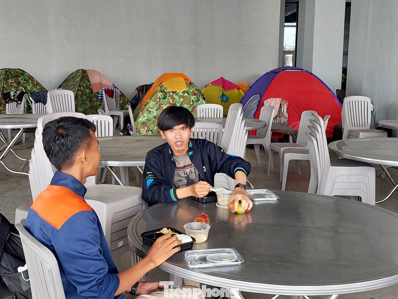 Người lao động tranh thủ mọi nơi, mọi chỗ để ăn uống, với bữa cơm tạm bợ. Người lao động tranh thủ mọi nơi, mọi chỗ để ăn uống, với bữa cơm tạm bợ.