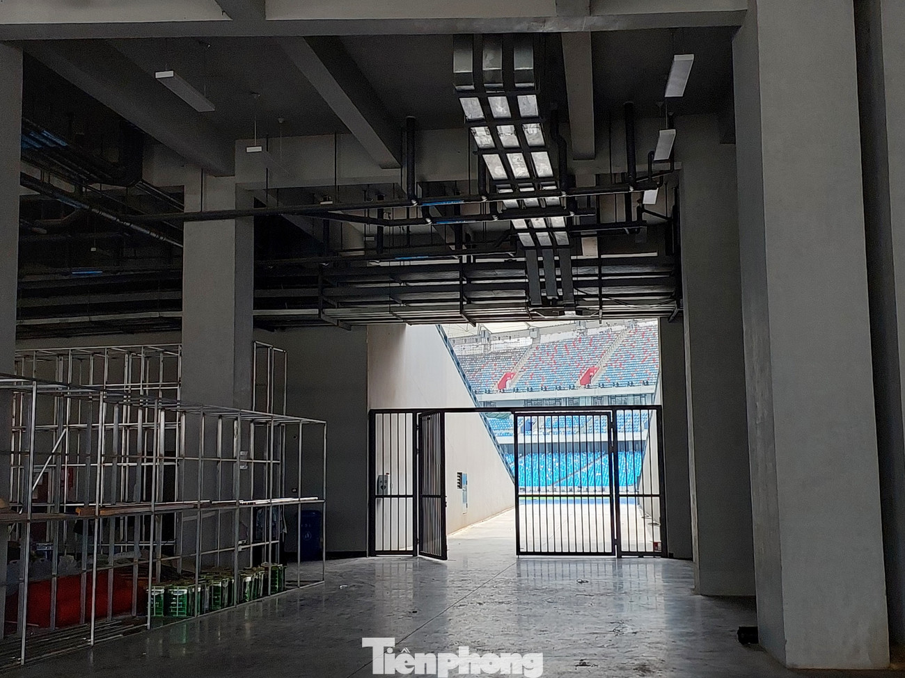 Cánh cổng dẫn vào sân vận động Quốc gia Morodok Techo. Theo lệnh của Ủy ban tổ chức quốc gia SEA Games 32, mọi hành vi chụp ảnh, quay phim các buổi diễn tập Lễ khai mạc đều bị cấm. Campuchia muốn giữ bí mật về Lễ khai mạc đến phút chót. Cánh cổng dẫn vào sân vận động Quốc gia Morodok Techo. Theo lệnh của Ủy ban tổ chức quốc gia SEA Games 32, mọi hành vi chụp ảnh, quay phim các buổi diễn tập Lễ khai mạc đều bị cấm. Campuchia muốn giữ bí mật về Lễ khai mạc đến phút chót.