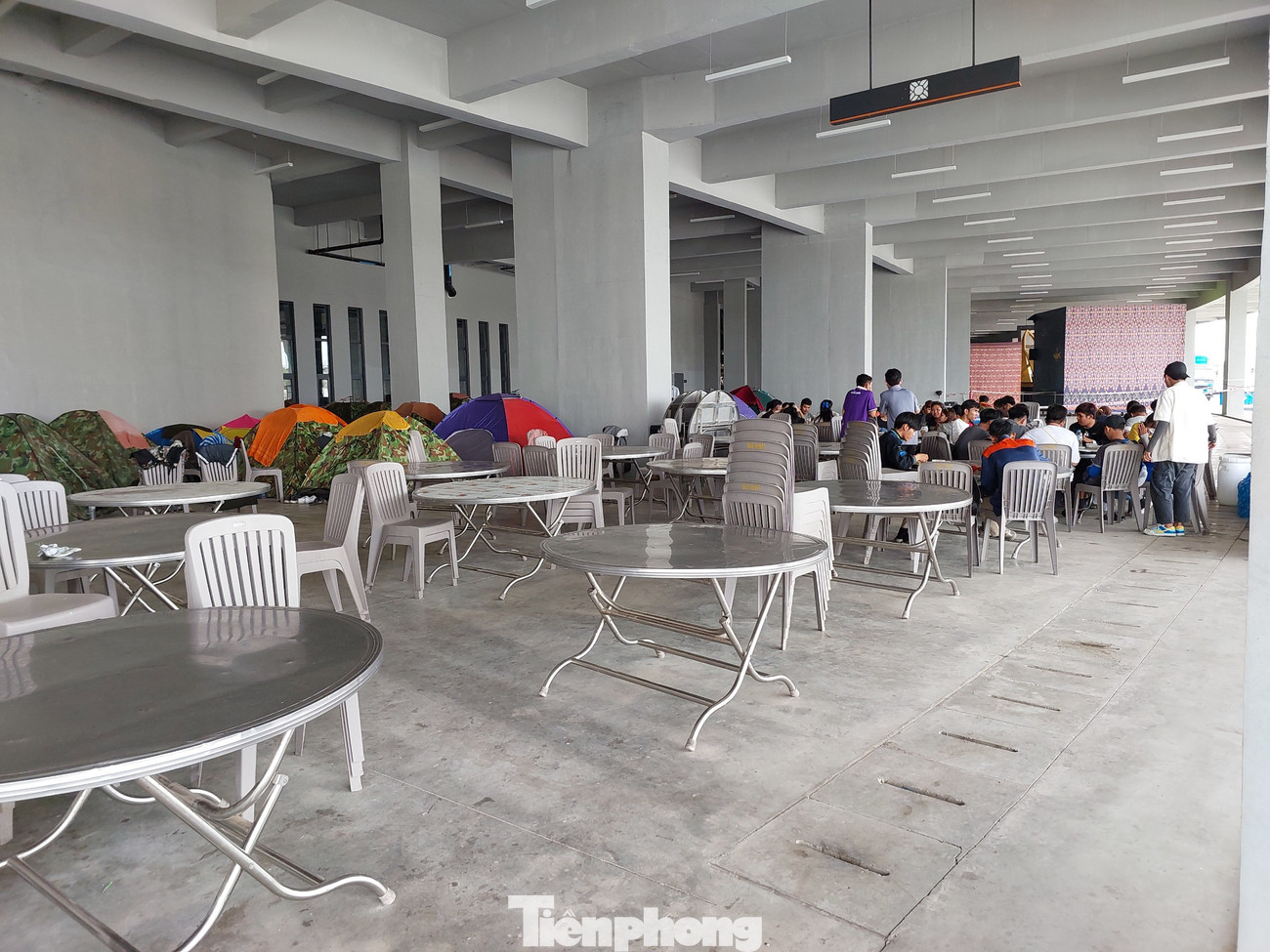 Người lao động tranh thủ mọi nơi, mọi chỗ để ăn uống, với bữa cơm tạm bợ. Người lao động tranh thủ mọi nơi, mọi chỗ để ăn uống, với bữa cơm tạm bợ.