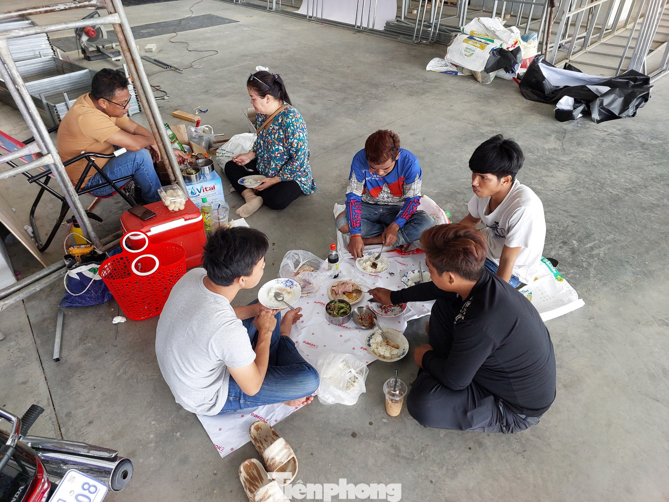 Người lao động tranh thủ mọi nơi, mọi chỗ để ăn uống, với bữa cơm tạm bợ. Người lao động tranh thủ mọi nơi, mọi chỗ để ăn uống, với bữa cơm tạm bợ.