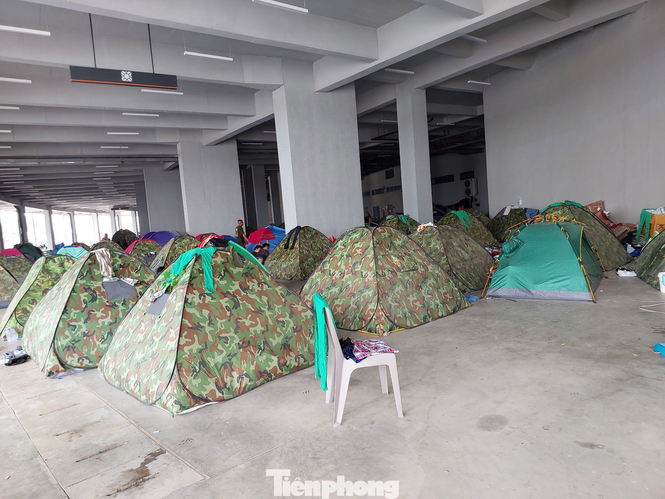 Để kịp tiến độ, hàng ngàn công nhân chấp nhận ăn ngủ tại đây. Để kịp tiến độ, hàng ngàn công nhân chấp nhận ăn ngủ tại đây.