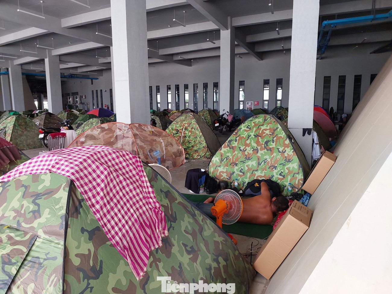 Đắp lên những chiếc khăn rằn Krama sũng nước cũng không cải thiện nhiệt độ trong lều, nhiều người phải ra ngoài nằm. Đắp lên những chiếc khăn rằn Krama sũng nước cũng không cải thiện nhiệt độ trong lều, nhiều người phải ra ngoài nằm.