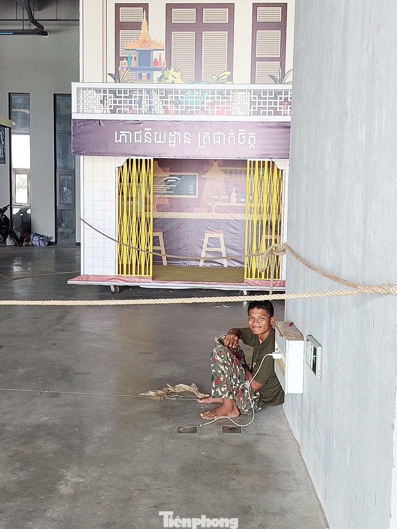 Một người thợ đang nghỉ trưa, tranh thủ gọi điện về nhà, sau đó nở nụ cười tươi khi được chú ý tới. Một người thợ đang nghỉ trưa, tranh thủ gọi điện về nhà, sau đó nở nụ cười tươi khi được chú ý tới.