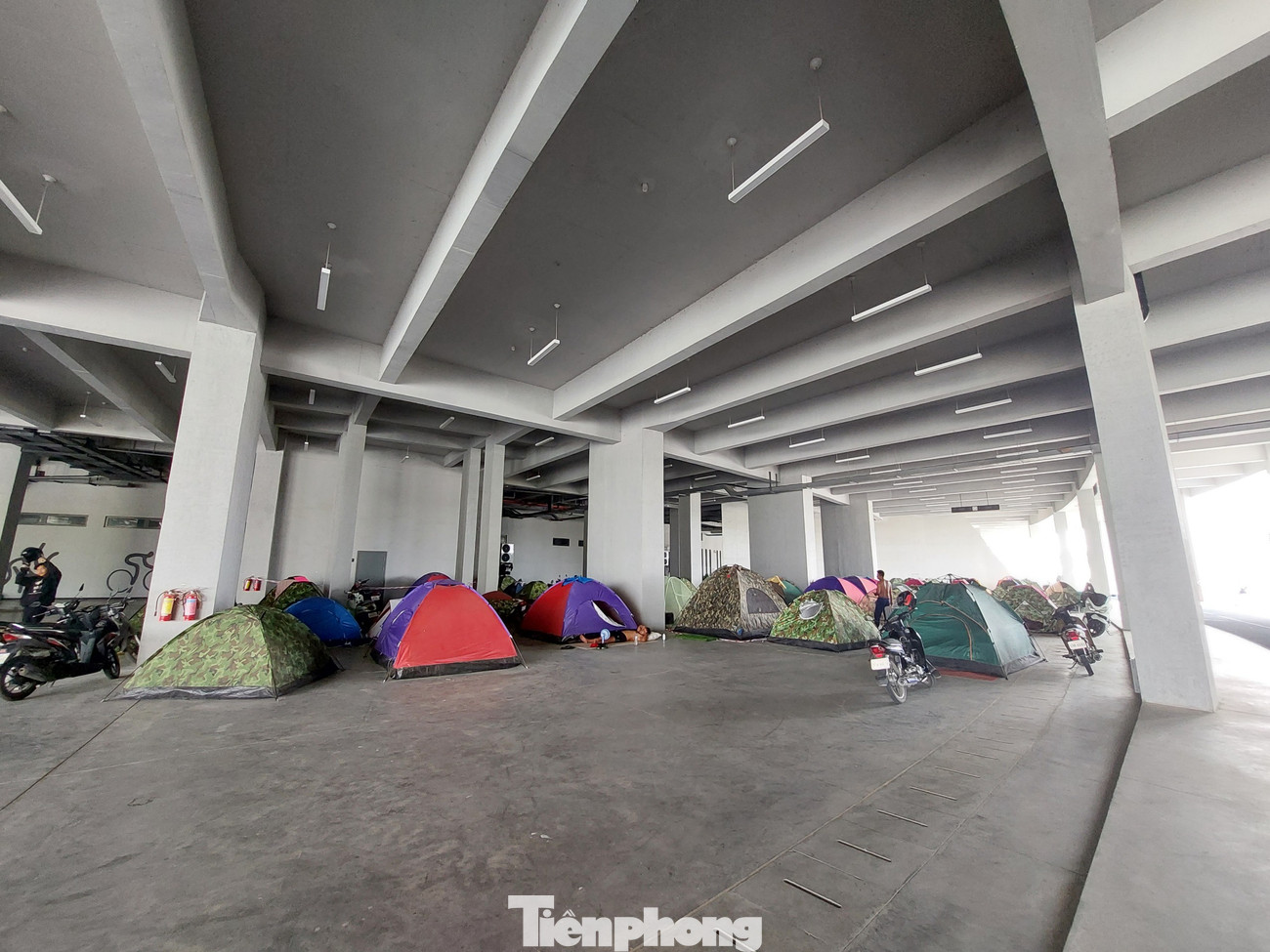 Hàng trăm căn lều tạm được dựng lên ngay phía dưới khán đài sân Morodok Techo. Hàng trăm căn lều tạm được dựng lên ngay phía dưới khán đài sân Morodok Techo.