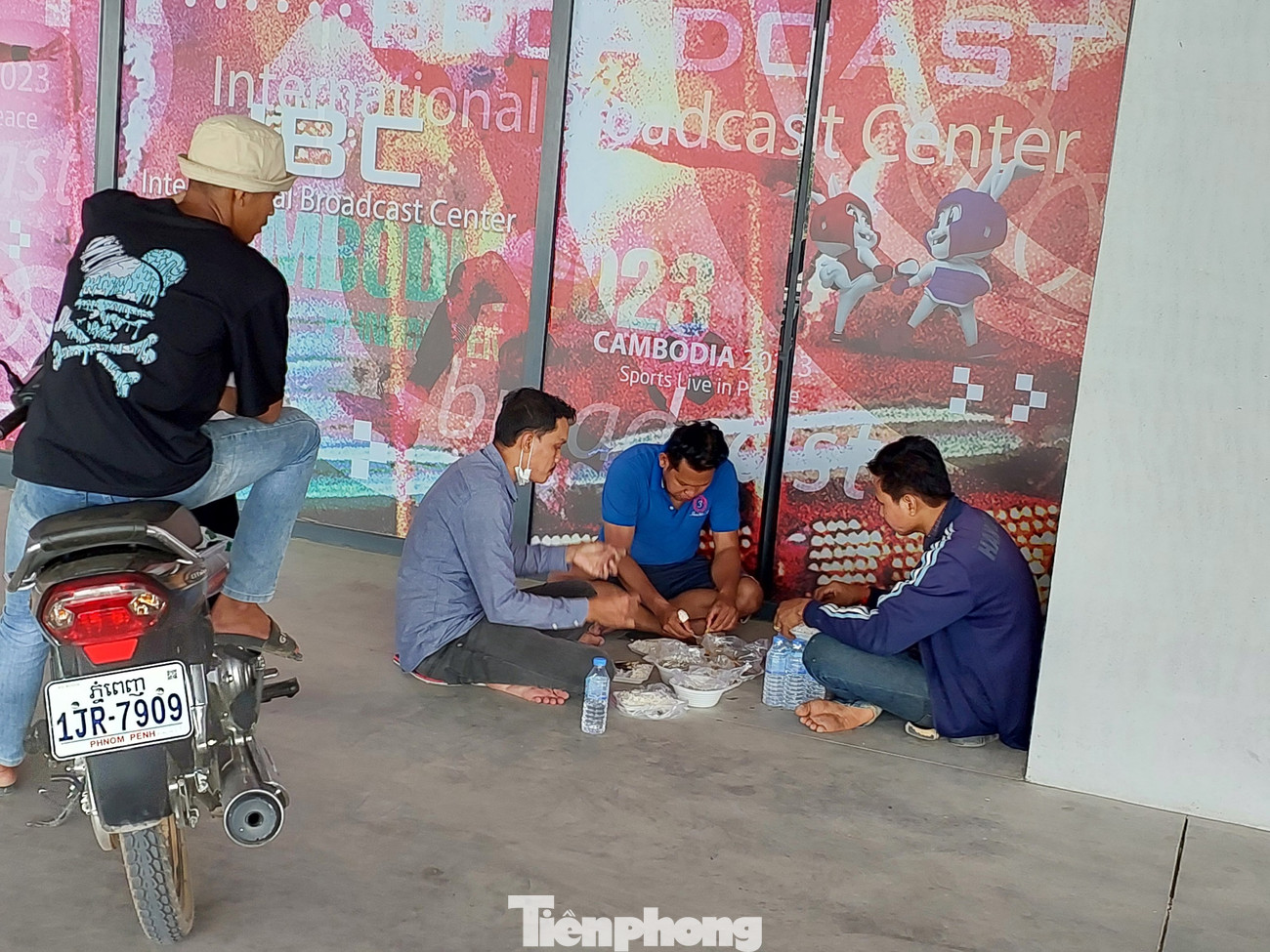 Người lao động tranh thủ mọi nơi, mọi chỗ để ăn uống, với bữa cơm tạm bợ. Người lao động tranh thủ mọi nơi, mọi chỗ để ăn uống, với bữa cơm tạm bợ.